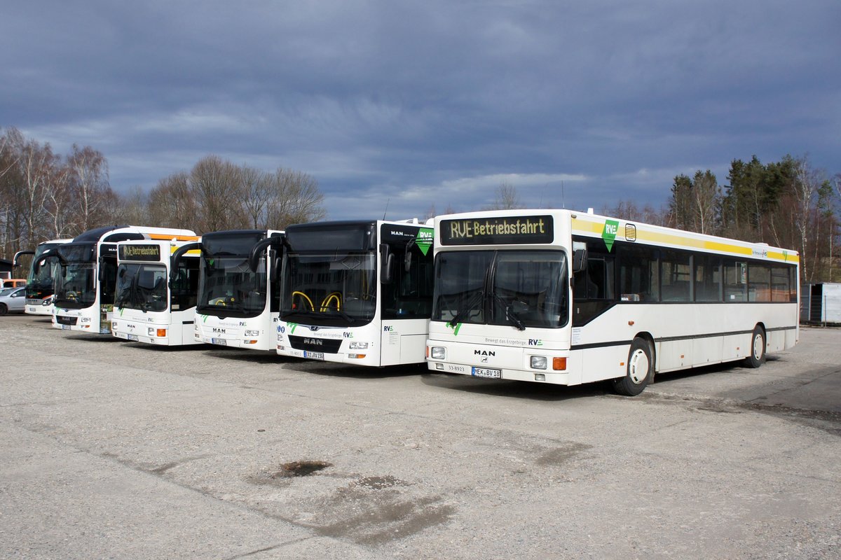 Bus Erzgebirge: MAN EL (MEK-BV 18), MAN Lion's City M, MAN Lion's City Ü sowie MAN EL (ASZ-BV 74) der RVE (Regionalverkehr Erzgebirge GmbH), aufgenommen im Februar 2020 in Eibenstock (Erzgebirgskreis).