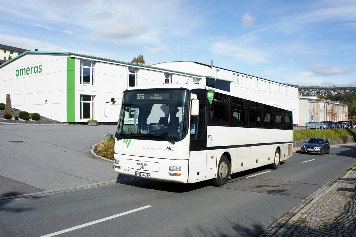 Bus Erzgebirge: MAN ÜL (ASZ-BV 72) der RVE (Regionalverkehr Erzgebirge GmbH), aufgenommen im Oktober 2021 im Stadtgebiet von Lauter-Bernsbach (Erzgebirgskreis).