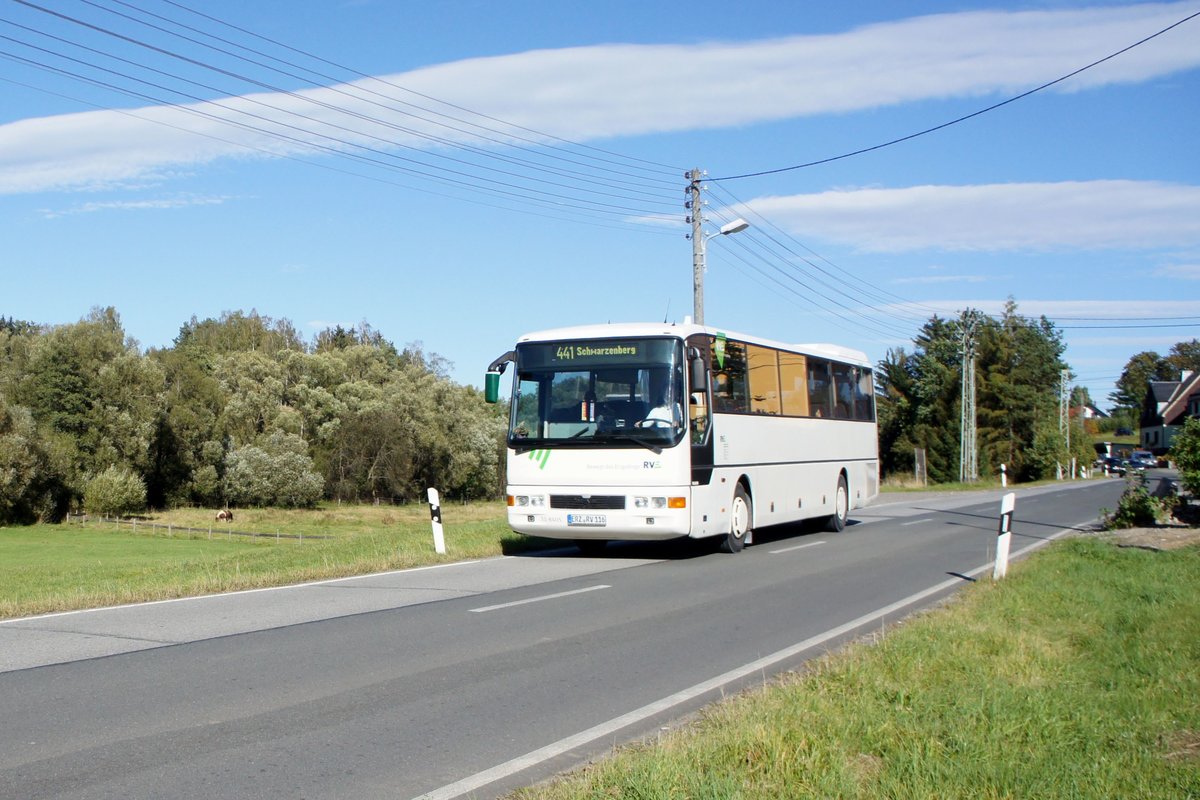 Bus Erzgebirge: MAN ÜL (ERZ-RV 116) der RVE (Regionalverkehr Erzgebirge GmbH), aufgenommen im Oktober 2020 in Langenberg, einem Ortsteil der Gemeinde Raschau-Markersbach im Erzgebirgskreis.
