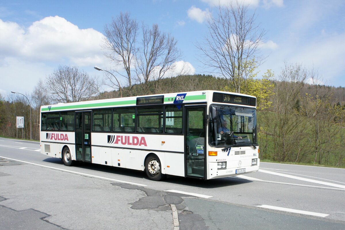 Bus Erzgebirge: Mercedes-Benz O 407 (ERZ-RV 388) der RVE (Regionalverkehr Erzgebirge GmbH), aufgenommen im April 2022 im Stadtgebiet von Lauter-Bernsbach (Erzgebirgskreis).