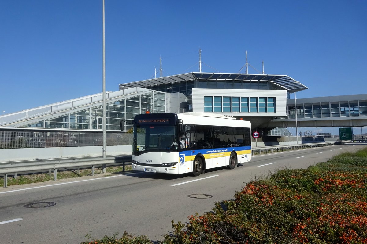 Bus Griechenland / Bus Athen: Solaris Urbino 8,6 (Solaris Alpino) des  Athens International Airport , aufgenommen im Februar 2018 am Flughafen von Athen.