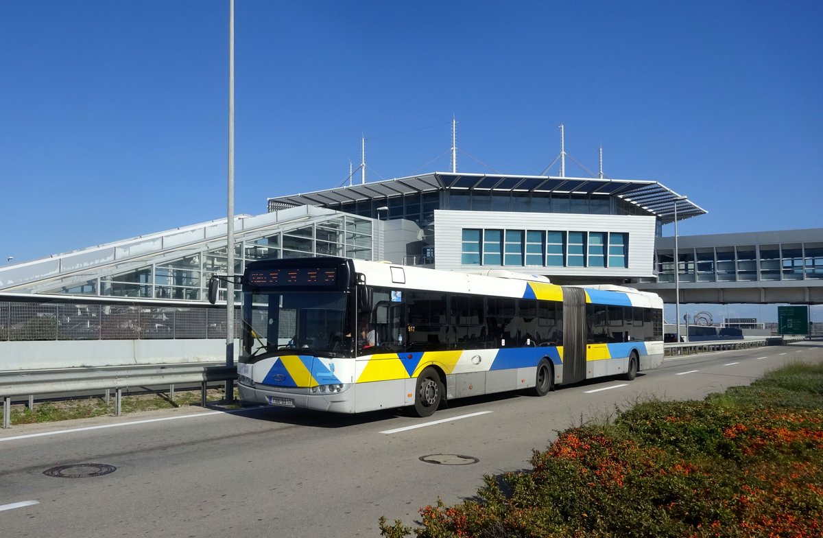 Bus Griechenland / Bus Athen: Solaris Urbino 18 von Odikes Syngkoinonies S.A. (OSY), aufgenommen im Februar 2018 am Flughafen von Athen.