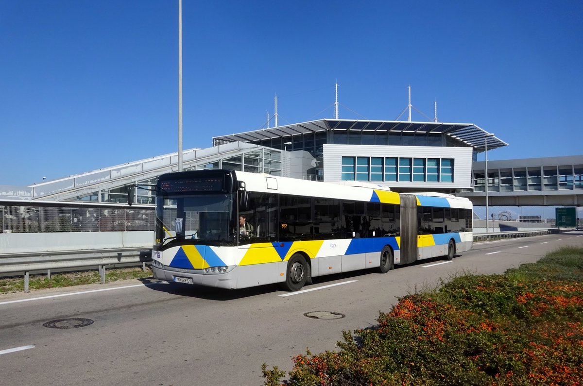 Bus Griechenland / Bus Athen: Solaris Urbino 18 von Odikes Syngkoinonies S.A. (OSY), aufgenommen im Februar 2018 am Flughafen von Athen.