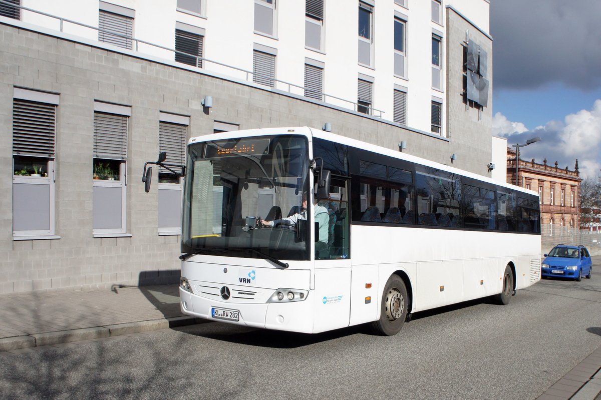 Bus Kaiserslautern / Verkehrsverbund Rhein-Neckar: Mercedes-Benz Intouro der Regionalbus Westpfalz GmbH, aufgenommen im Februar 2018 am Hauptbahnhof in Kaiserslautern.