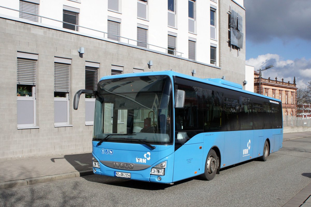 Bus Kaiserslautern / Verkehrsverbund Rhein-Neckar: Iveco Crossway LE (MZ-DB 2154) der Südwest Mobil GmbH (DB Regio Bus Mitte GmbH), aufgenommen im Februar 2018 am Hauptbahnhof in Kaiserslautern.