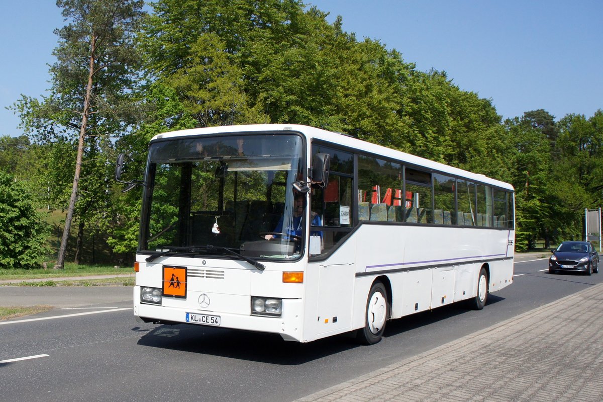 Bus Kaiserslautern: Mercedes-Benz O 408 (KL-CE 54) von Schary-Reisen GbR, aufgenommen im Mai 2018 im Stadtgebiet von Kaiserslautern.