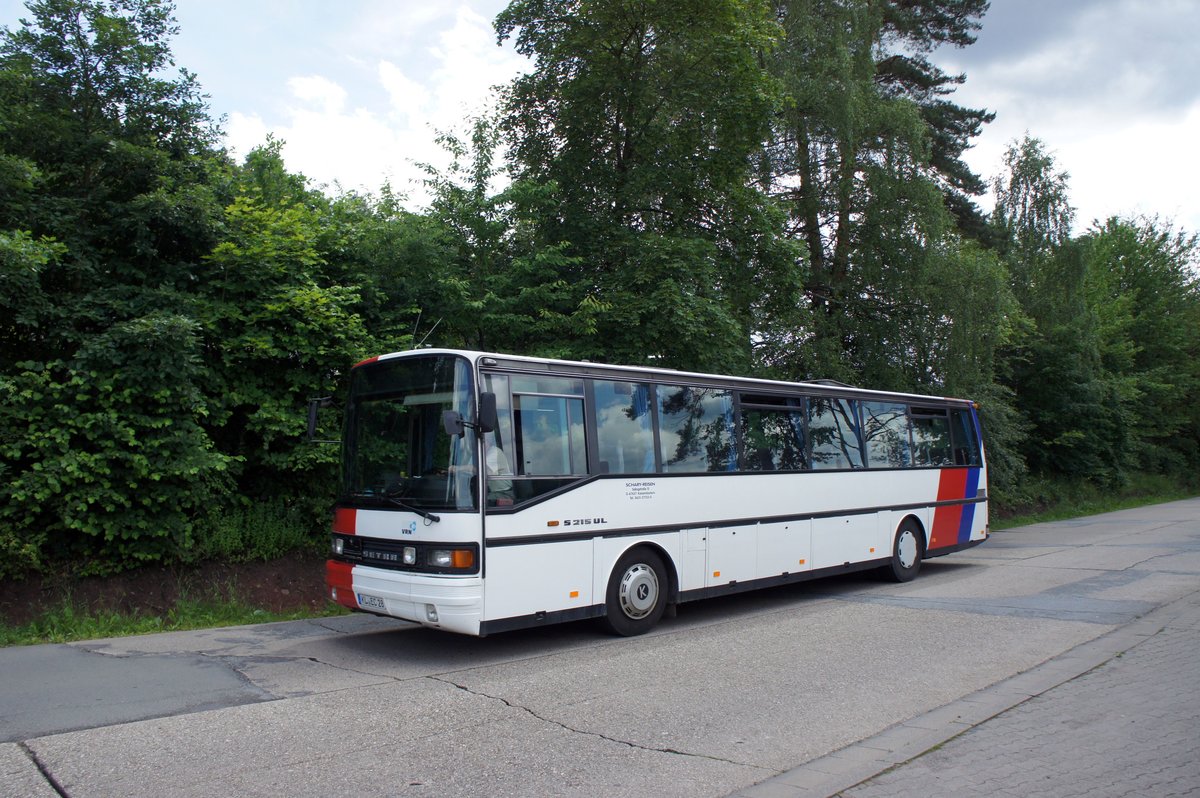 Bus Kaiserslautern: Setra S 215 UL von Schary-Reisen GbR, aufgenommen im Juni 2016 im Stadtgebiet von Kaiserslautern. 