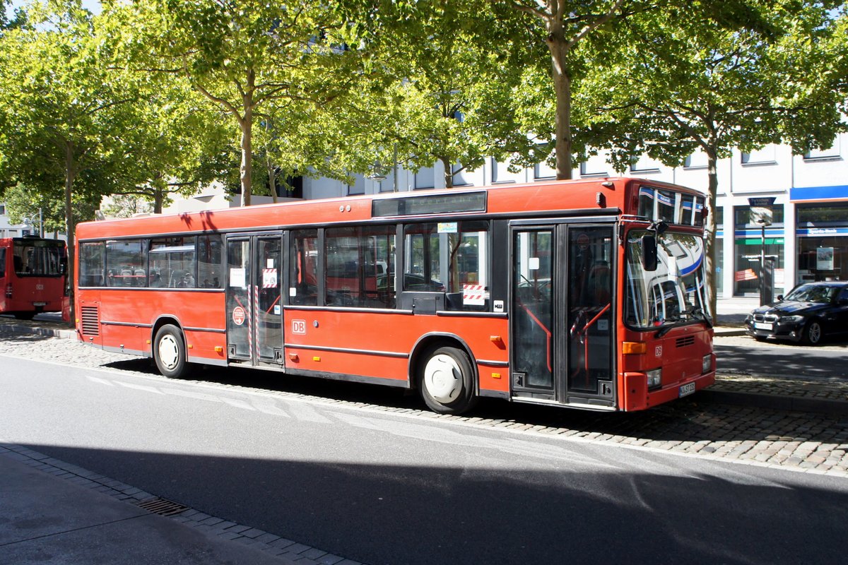 Bus Koblenz: Mercedes-Benz O 405 N der Gebr. Hellinger GmbH, aufgenommen im September 2020 am Hauptbahnhof in Koblenz.