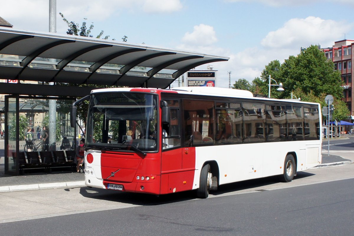 Bus Koblenz: Volvo 8700 vom Verkehrsunternehmen FriBus (in der Lackierung der Freiburgischen Verkehrsbetriebe Holding (TPF) AG / Fribourg), aufgenommen im Juli 2020 am Hauptbahnhof in Koblenz.