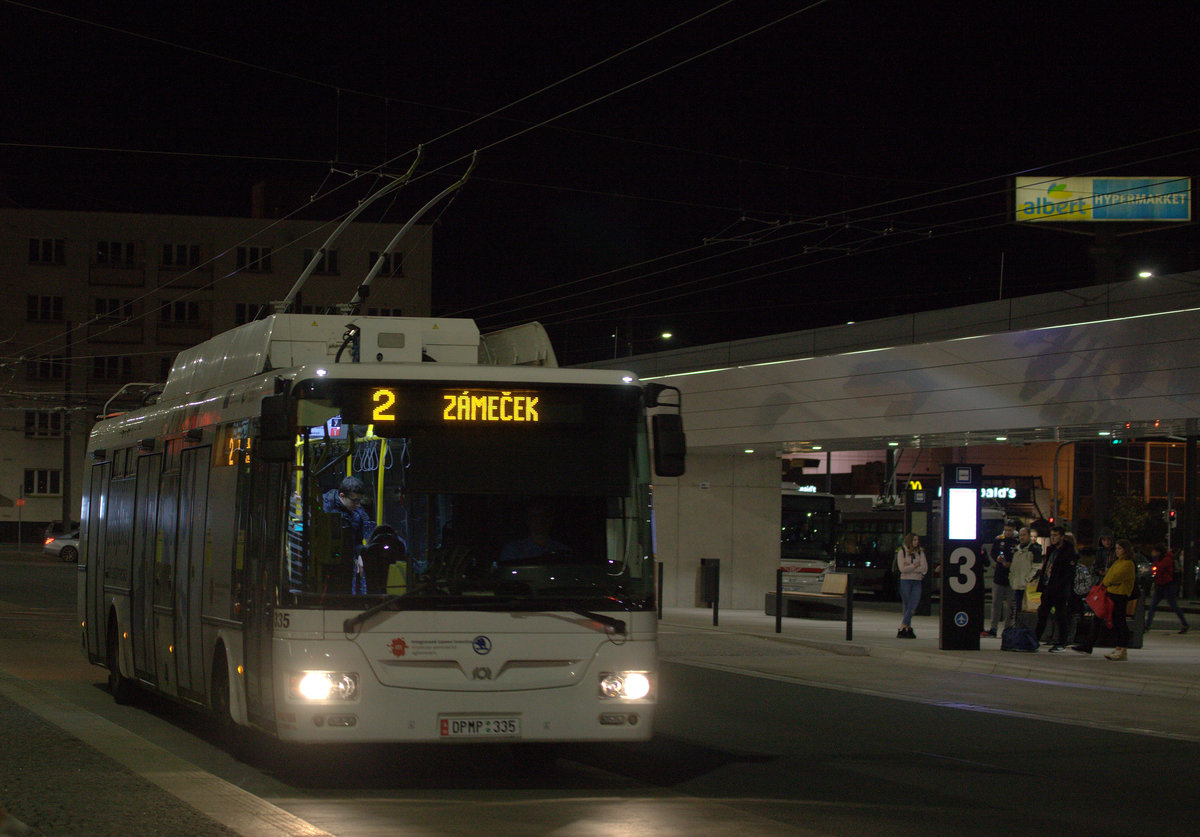 Bus der Linie 2 am Bahnhofsvorplatz Pardubice. 30.10.2019 18:42 Uhr.