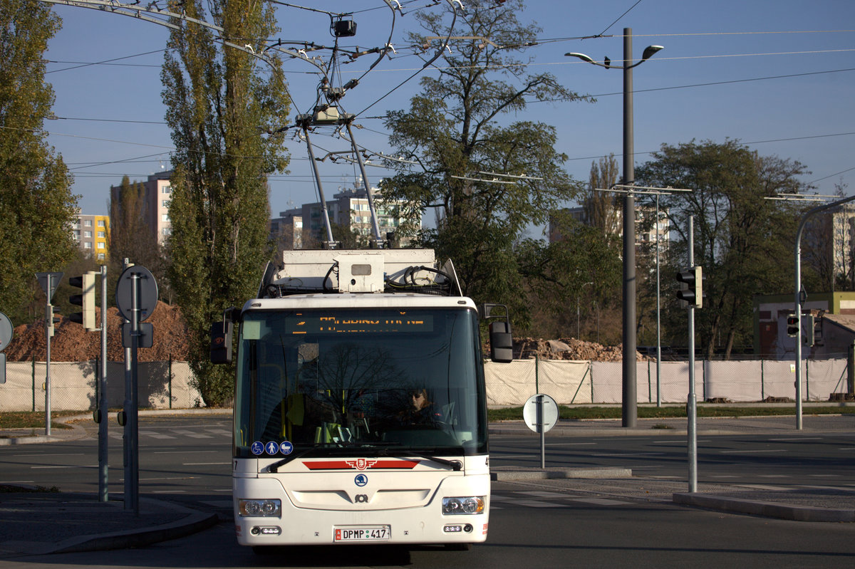 Bus der Linie 2 einbiegend, Bahnhofsvorplatz Pardubice. 31.10.2019 08:52 Uhr.
