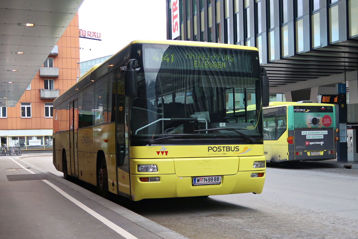 Bus der Linie 4141 des Verkehrsverbundes Tirol (VVT) von Postbus am Busbahnhof in Innsbruck. Die Endung -BB beim Kfz-Kennzeichen weist auf eine frühere Zugehörigkeit zum Bahnbus hin. Die verkehrsrote Lackierung verlor er allerdings zugunsten der gelben des VVT. Aufgenommen 8.10.2017.