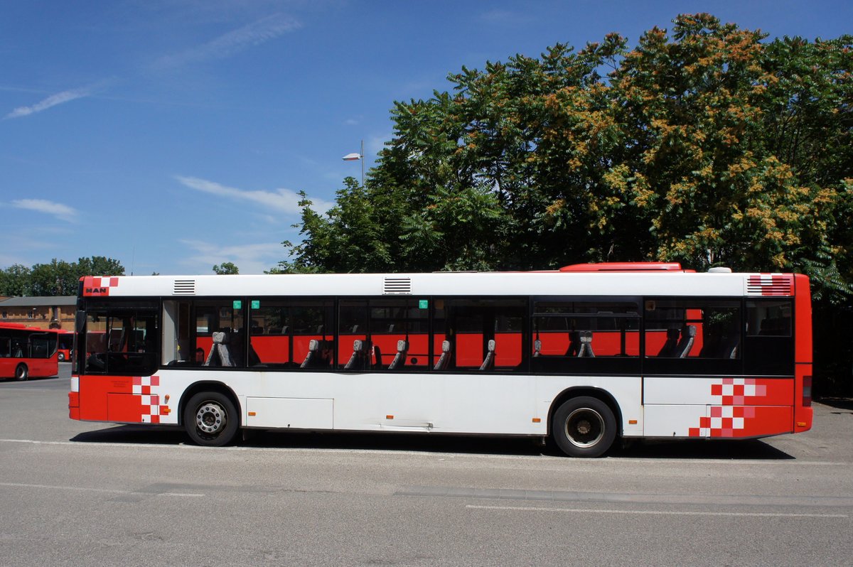 Bus Mainz: MAN NÜ der Südwest Mobil GmbH (Rhein-Nahe-Bus, Lackierung: Verkehrsgemeinschaft Osnabrück - VOS), aufgenommen im Juli 2016 im Stadtgebiet von Mainz. 