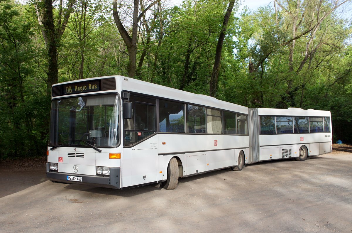 Bus Mainz: Mercedes-Benz O 405 G - Gelenkbus der Südwest Mobil GmbH (Rhein-Nahe-Bus / ORN), ehemals RMV Rhein-Mosel Verkehrsgesellschaft mbH (Rhein-Mosel-Bus), aufgenommen im April 2017 im Stadtgebiet von Mainz.
