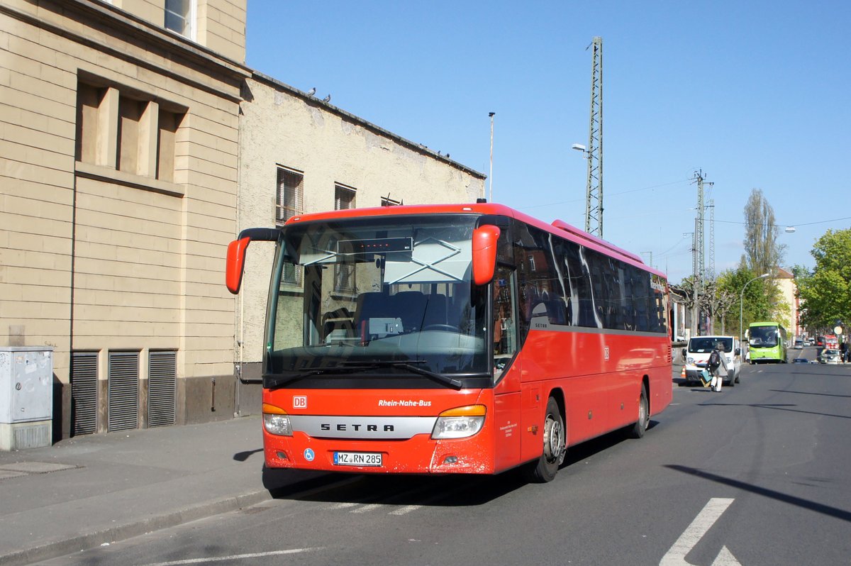 Bus Mainz: Setra S 415 GT vom Rhein-Nahe-Bus (Omnibusverkehr Rhein-Nahe / ORN), aufgenommen im April 2016 am Hauptbahnhof in Mainz.