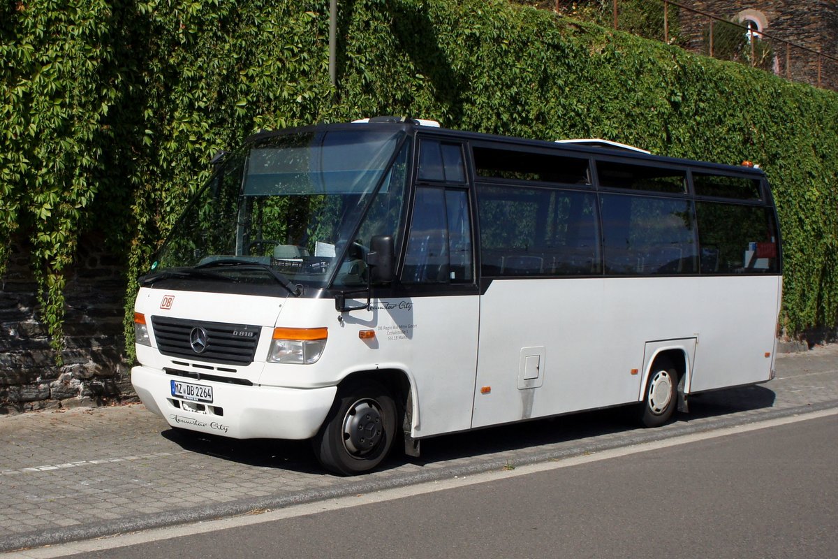 Bus Mittelrhein: Mercedes-Benz O 818 D / Ernst Auwärter Teamstar City der DB Regio Bus Mitte GmbH, aufgenommen im Juli 2020 am Bahnhof von Bacharach am Rhein.
