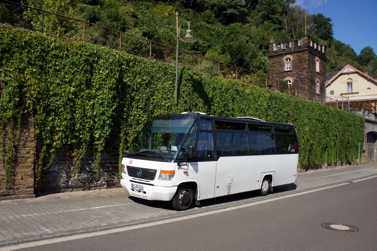 Bus Mittelrhein: Mercedes-Benz O 818 D / Ernst Auwärter Teamstar City der DB Regio Bus Mitte GmbH, aufgenommen im Juli 2020 am Bahnhof von Bacharach am Rhein.
