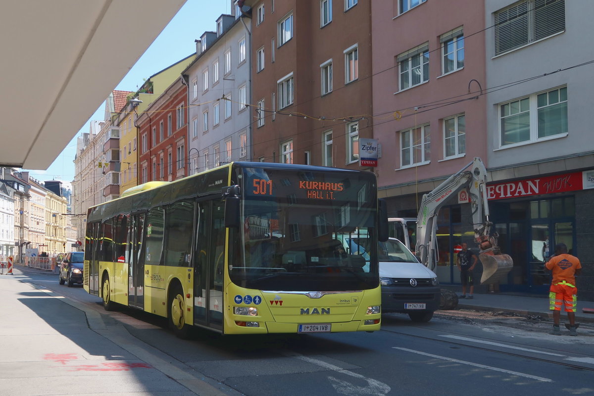 Bus Nr. 204 (MAN Lion's City) als Linie 501 in der Bürgerstraße in Innsbruck. Aufgenommen 4.7.2019.