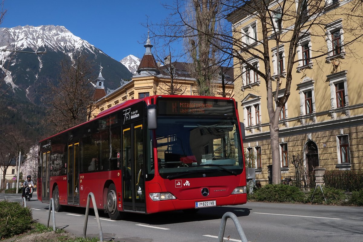Bus Nr. 622 der Innsbrucker Verkehrsbetriebe ist als Linie H zwischen den Haltestellen Kochstraße und Polizeidirektion unterwegs. Wegen baustellenbedingter Sperre der Hörtnaglstraße verkehrt der Bus bis zur Peerhofsiedlung.