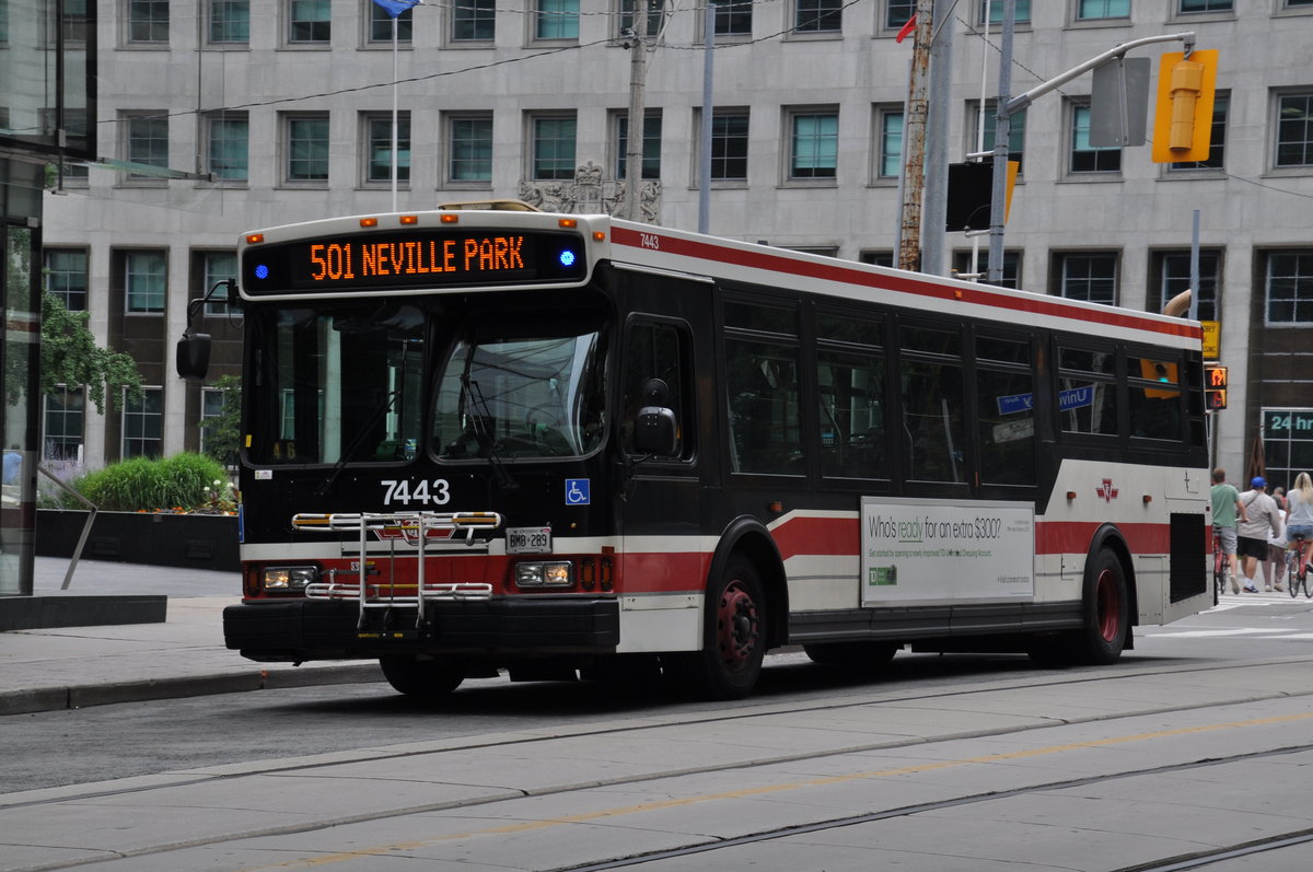 Bus Nr. 7443 der TTC (Toronto Transit Commission) auf der Linie 501 unterwegs in der Stadt Toronto. Die Aufnahme stammt vom 22.07.2017.