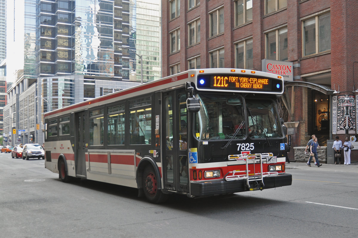 Bus Nr. 7825 der TTC (Toronto Transit Commission), auf der Linie 121 C unterwegs in der Stadt Toronto. Die Aufnahme stammt vom 22.07.2017.