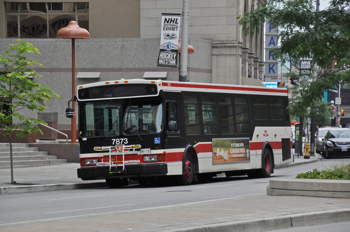 Bus Nr. 7873 der TTC (Toronto Transit Commission) auf der Linie 121 C unterwegs in der Stadt Toronto. Die Aufnahme stammt vom 22.07.2017.