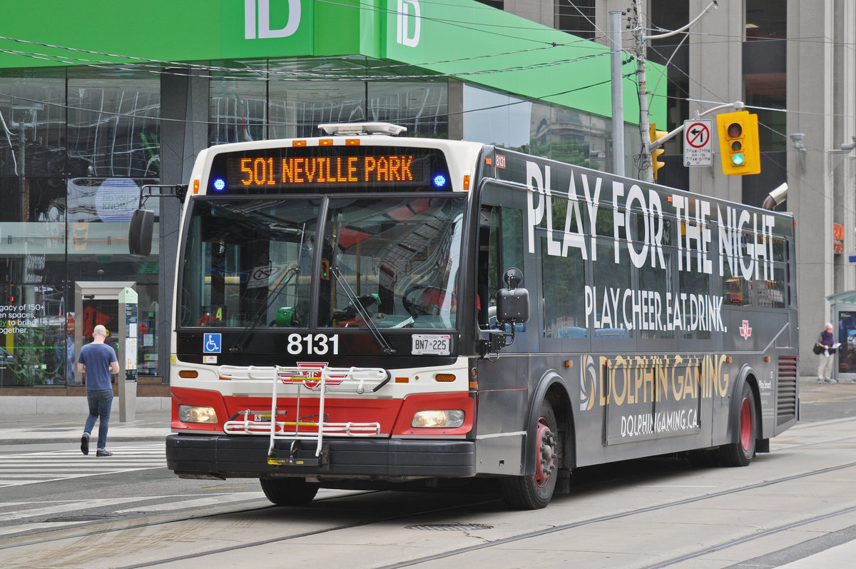 Bus Nr. 8131 der TTC (Toronto Transit Commission) auf der Linie 501 unterwegs in der Stadt Toronto. Die Aufnahme stammt vom 22.07.2017.