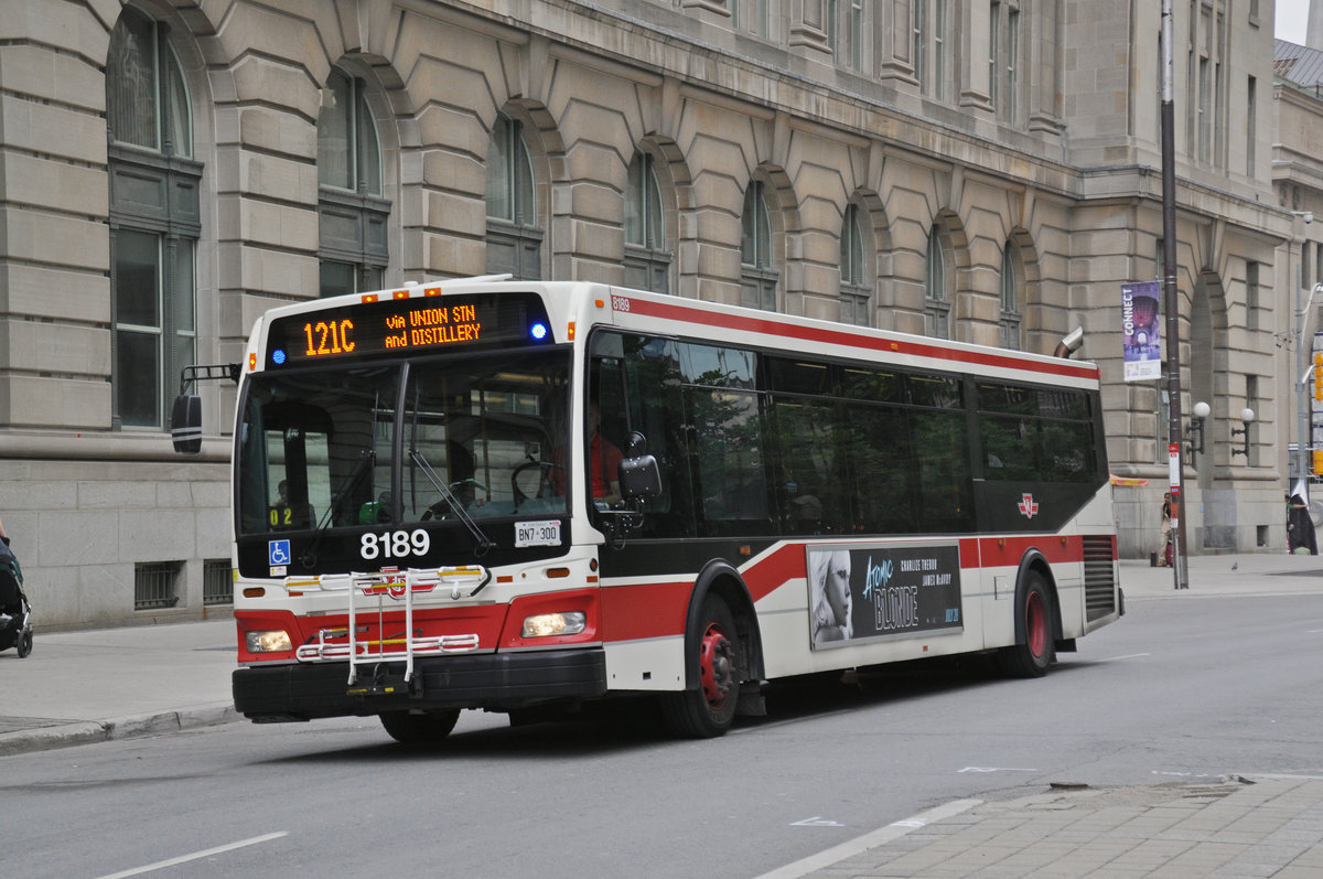 Bus Nr. 8189 der TTC (Toronto Transit Commission), auf der Linie 121 C unterwegs in der Stadt Toronto. Die Aufnahme stammt vom 22.07.2017.