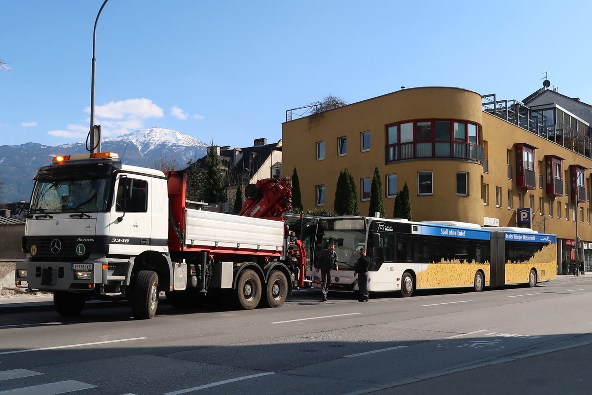 Bus Nr. 832 der Innsbrucker Verkehrsbetriebe wird, fahruntüchtig geworden, an der Haltestelle Polizeidirektion abgeschleppt. 