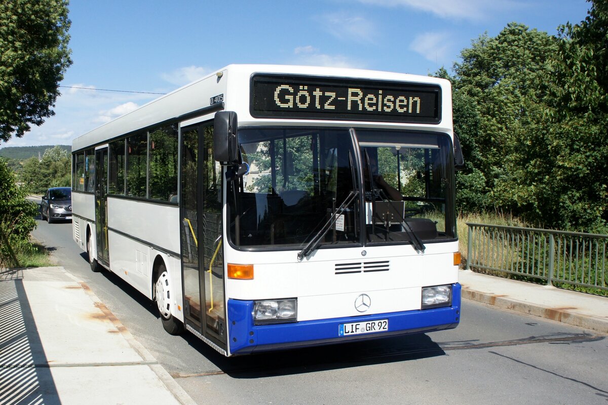 Bus Oberfranken / Bus Bayern: Mercedes-Benz O 405 (LIF-GR 92) vom Omnibusbetrieb Götz-Reisen, aufgenommen im Juli 2023 in Maineck, einem Gemeindeteil der Gemeinde Altenkunstadt (Landkreis Lichtenfels).