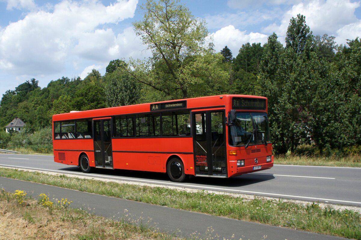 Bus Oberfranken / Bus Bayern: Mercedes-Benz O 405 (LIF-GR 95) vom Omnibusbetrieb Götz-Reisen, aufgenommen im Juli 2023 im Stadtgebiet von Burgkunstadt (Landkreis Lichtenfels).