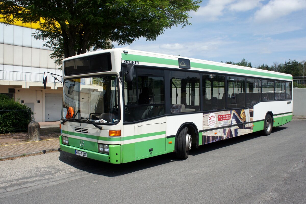 Bus Rheinland-Pfalz / Bus Bad Kreuznach: Mercedes-Benz O 405 N (KH-HS 210) vom Reiseunternehmen Bernd Trierweiler, aufgenommen im Juni 2021 in Hargesheim, einer Ortsgemeinde im Landkreis Bad Kreuznach in Rheinland-Pfalz.