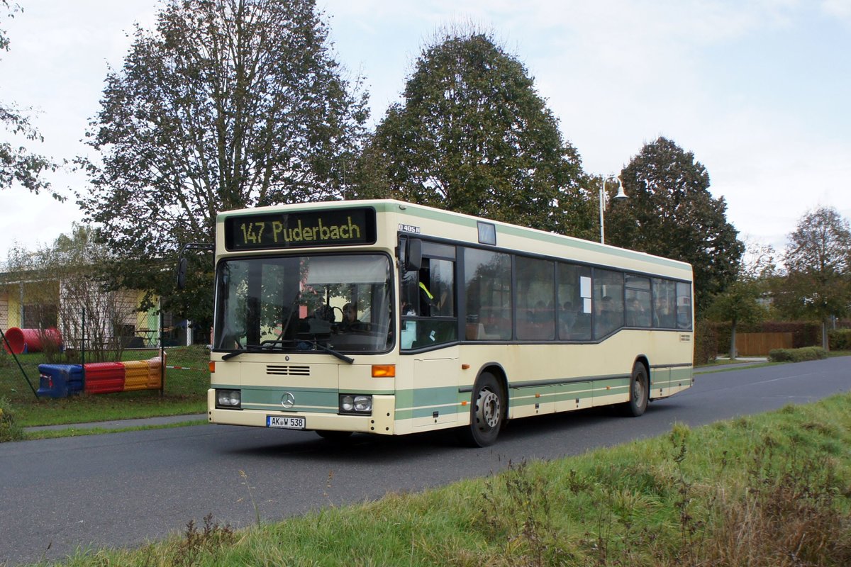 Bus Rheinland-Pfalz / Bus Dierdorf: Mercedes-Benz O 405 N (AK-W 538) der Firma Wallmeroth Busreisen GmbH, aufgenommen im November 2019 im Stadtgebiet von Dierdorf (Landkreis Neuwied).