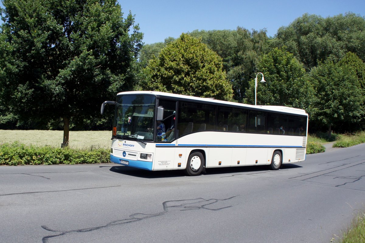 Bus Rheinland-Pfalz / Bus Dierdorf: Mercedes-Benz Integro (AK-U 271) der Bischoff Touristik GmbH & Co. KG, aufgenommen im Juni 2020 im Stadtgebiet von Dierdorf (Landkreis Neuwied).