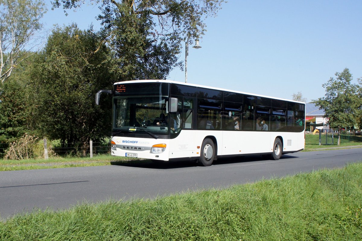 Bus Rheinland-Pfalz / Bus Dierdorf: Setra S 415 NF (AK-U 199) der Bischoff Touristik GmbH & Co. KG, aufgenommen im September 2020 im Stadtgebiet von Dierdorf (Landkreis Neuwied).