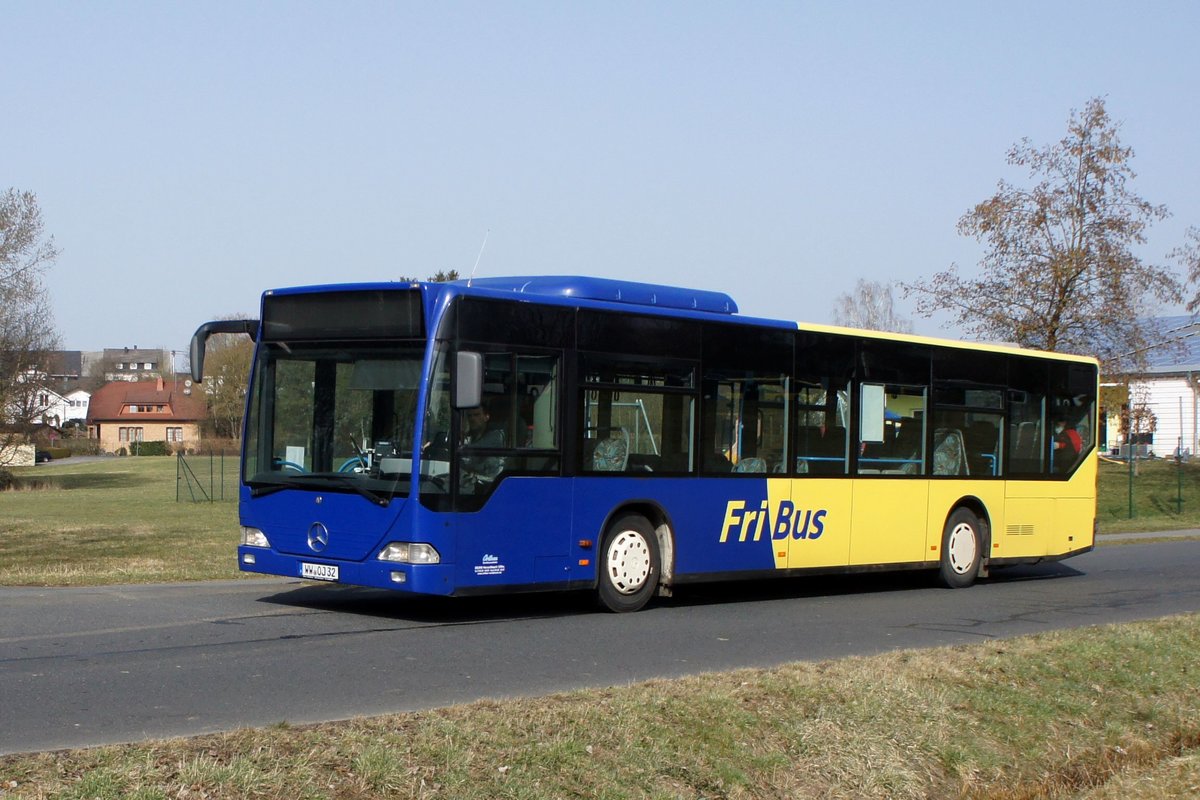 Bus Rheinland-Pfalz / Bus Dierdorf: Mercedes-Benz Citaro (WW-OJ 32) vom Busunternehmen Jörg Orthen GmbH (im Auftrag des Verkehrsunternehmens FriBus), aufgenommen im März 2021 im Stadtgebiet von Dierdorf (Landkreis Neuwied).