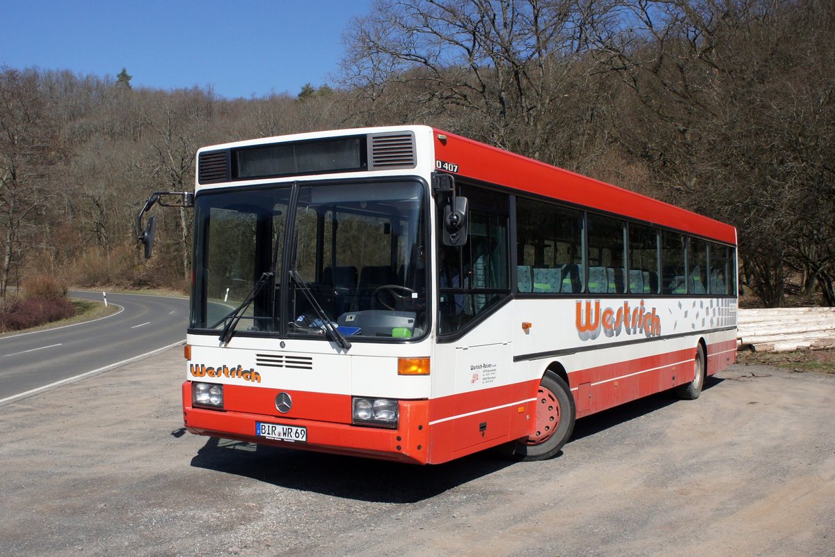 Bus Rheinland-Pfalz / Bus Idar-Oberstein: Mercedes-Benz O 407 (BIR-WR 69) vom Omnibusbetrieb Westrich Reisen GmbH, aufgenommen im März 2021 im Stadtgebiet von Idar-Oberstein.