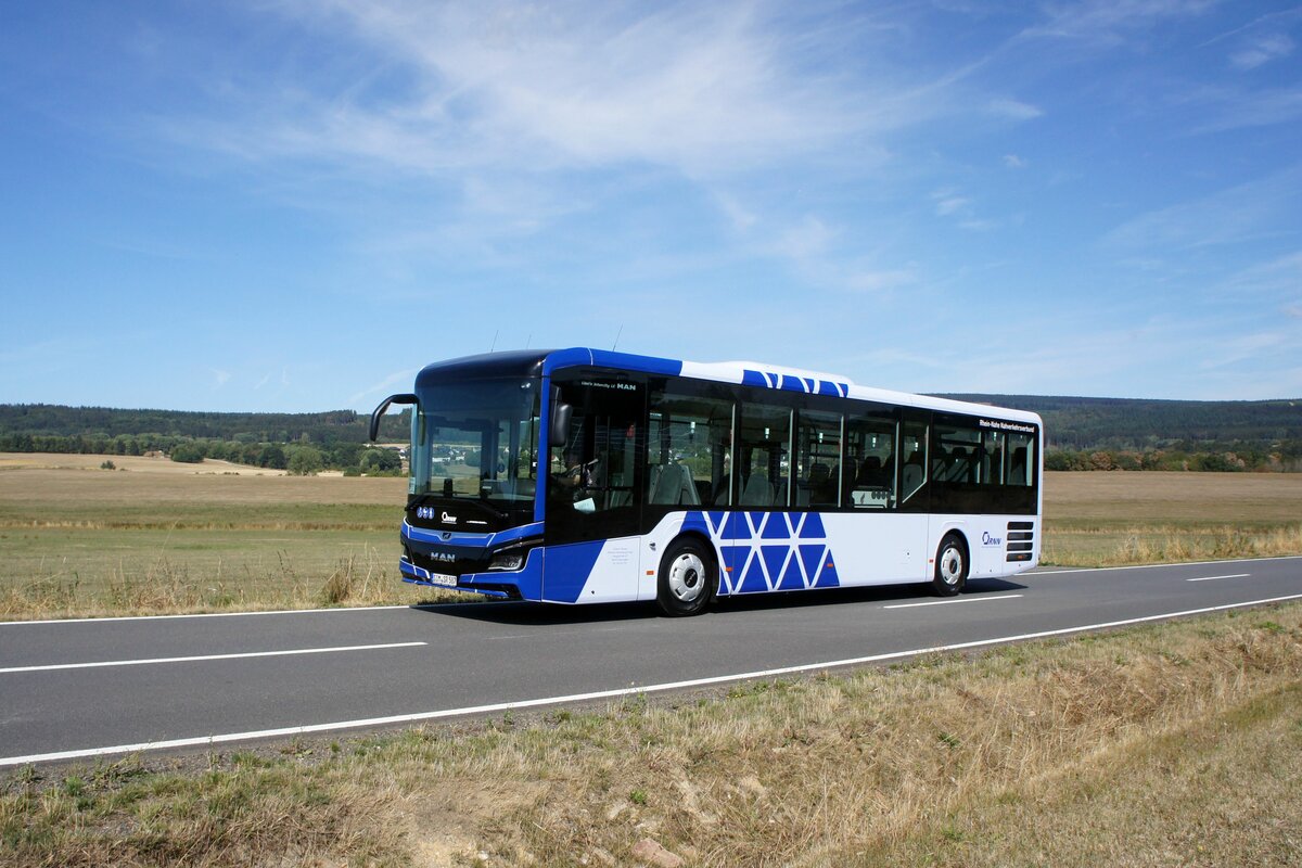 Bus Rheinland-Pfalz / Rhein-Nahe Nahverkehrsverbund (RNN): MAN Lion's Intercity LE (SIM-SR 587) von Scherer Reisen, aufgenommen im September 2022 in der Nähe von Kempfeld, einer Ortsgemeinde im Landkreis Birkenfeld.

