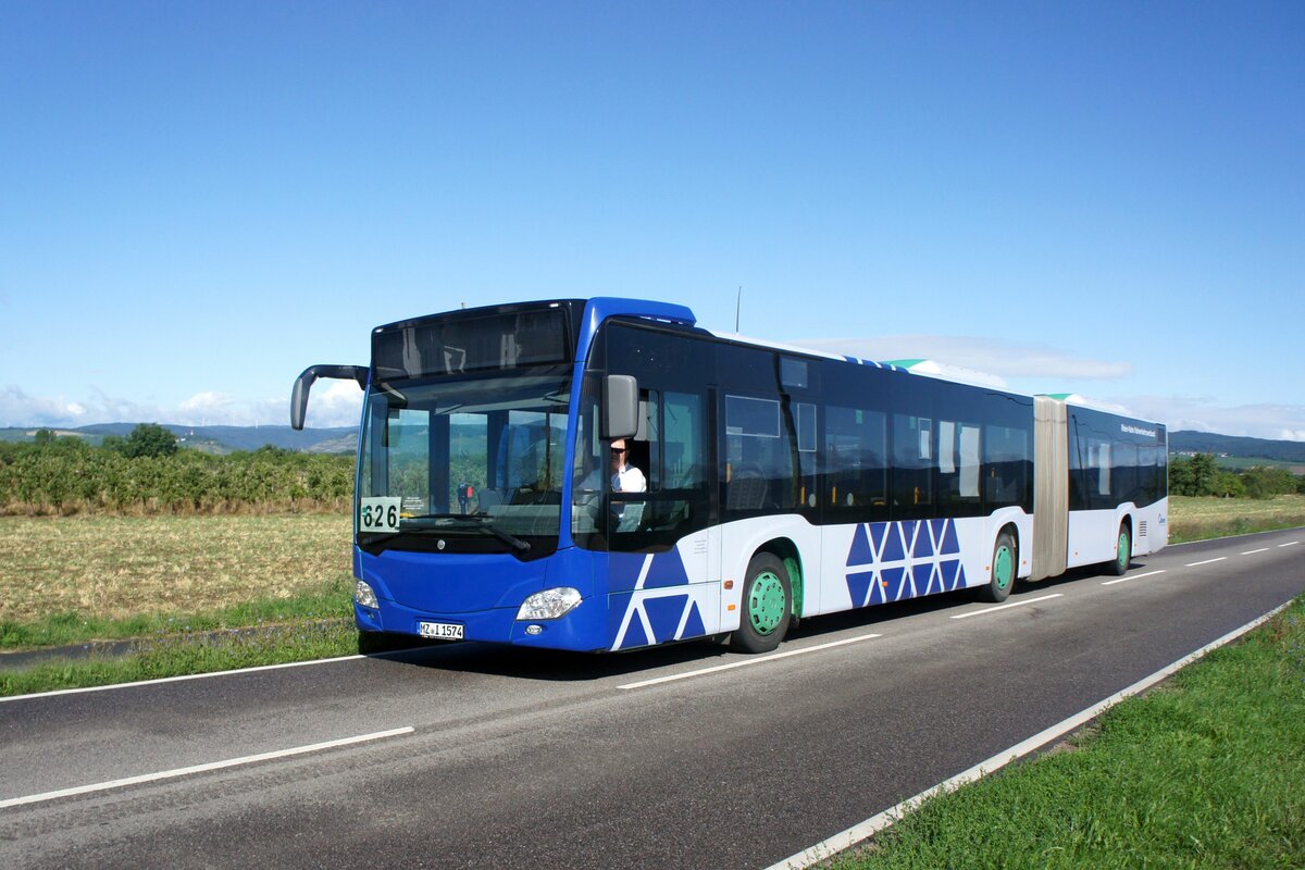 Bus Rheinland-Pfalz / Rhein-Nahe Nahverkehrsverbund (RNN): Mercedes-Benz Citaro C2 Gelenkbus (MZ-I 1574 - ehemals Graz / Österreich) der INGmobil GmbH (Transdev GmbH), aufgenommen im August 2023 im Stadtgebiet von Gau-Algesheim, einer Stadt im Landkreis Mainz-Bingen in Rheinland-Pfalz.