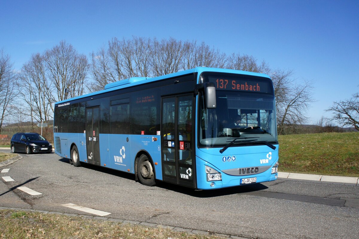 Bus Rheinland-Pfalz / Verkehrsverbund Rhein-Neckar: Iveco Crossway LE (MZ-DB 2151) der DB Regio Bus Mitte GmbH, aufgenommen im Februar 2022 in Sembach, einer Ortsgemeinde im Landkreis Kaiserslautern.