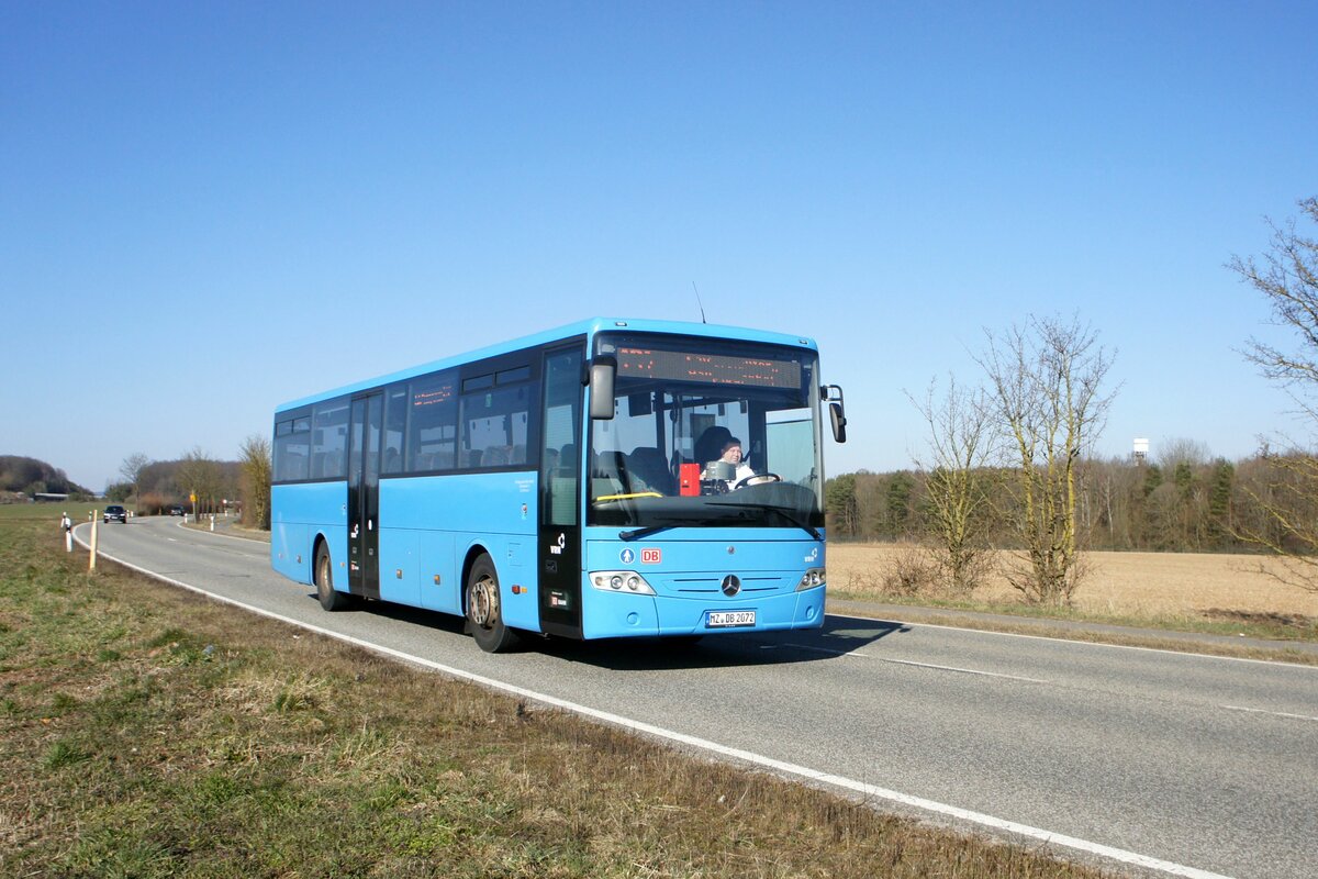 Bus Rheinland-Pfalz / Verkehrsverbund Rhein-Neckar: Mercedes-Benz Intouro (MZ-DB 2072) der DB Regio Bus Mitte GmbH, aufgenommen im März 2022 in der Nähe von Sembach, einer Ortsgemeinde im Landkreis Kaiserslautern.