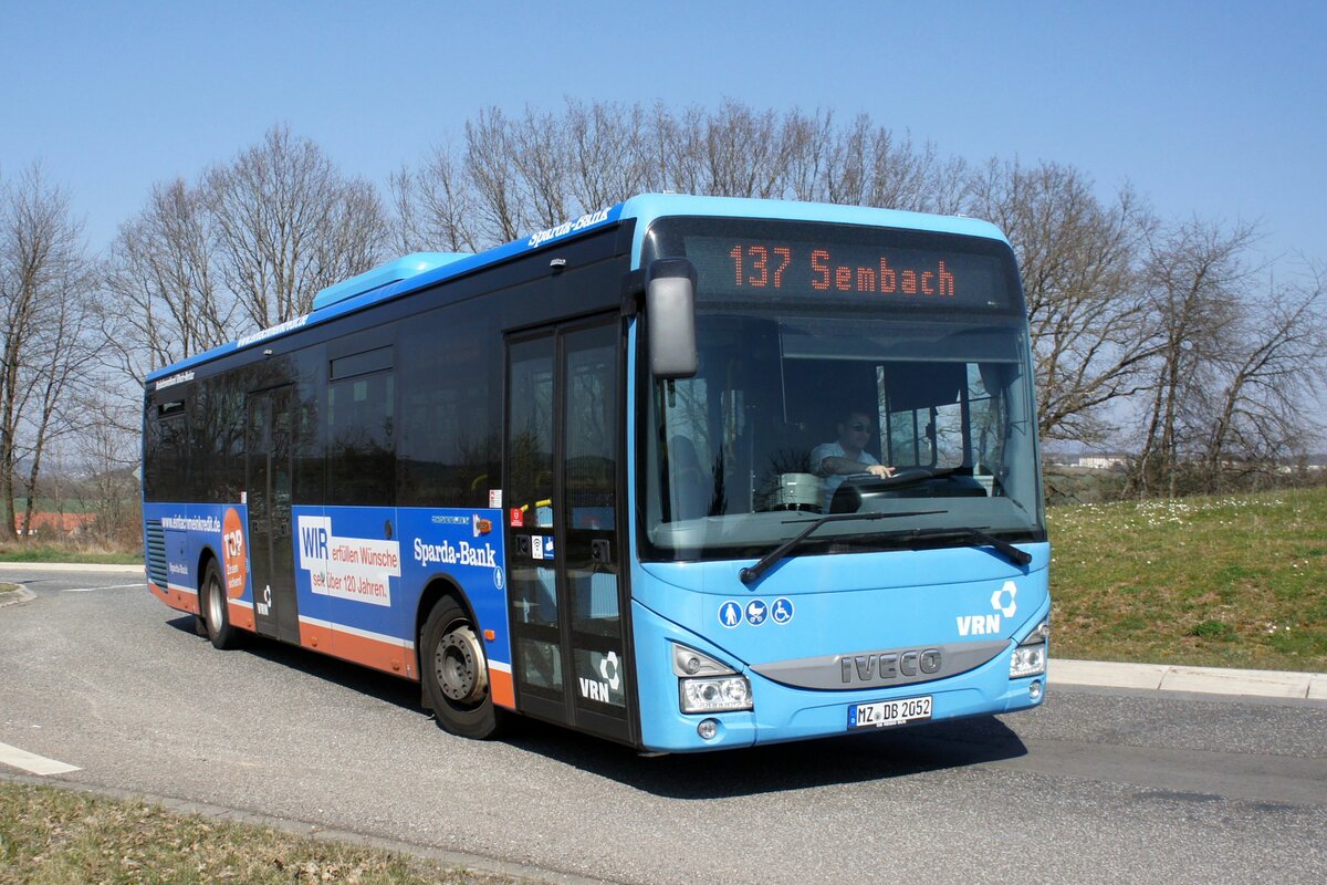 Bus Rheinland-Pfalz / Verkehrsverbund Rhein-Neckar: Iveco Crossway LE (MZ-DB 2052) der DB Regio Bus Mitte GmbH, aufgenommen im März 2022 in Sembach, einer Ortsgemeinde im Landkreis Kaiserslautern.