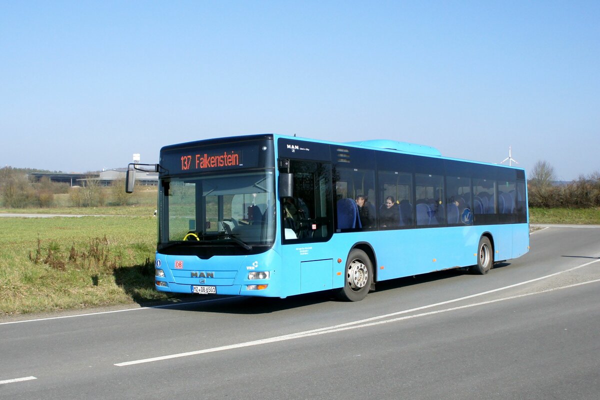 Bus Rheinland-Pfalz / Verkehrsverbund Rhein-Neckar: MAN Lion's City Ü (MZ-DB 6501) der DB Regio Bus Mitte GmbH, aufgenommen im März 2023 in der Nähe von Mehlingen, einer Ortsgemeinde der Verbandsgemeinde Enkenbach-Alsenborn im Landkreis Kaiserslautern.