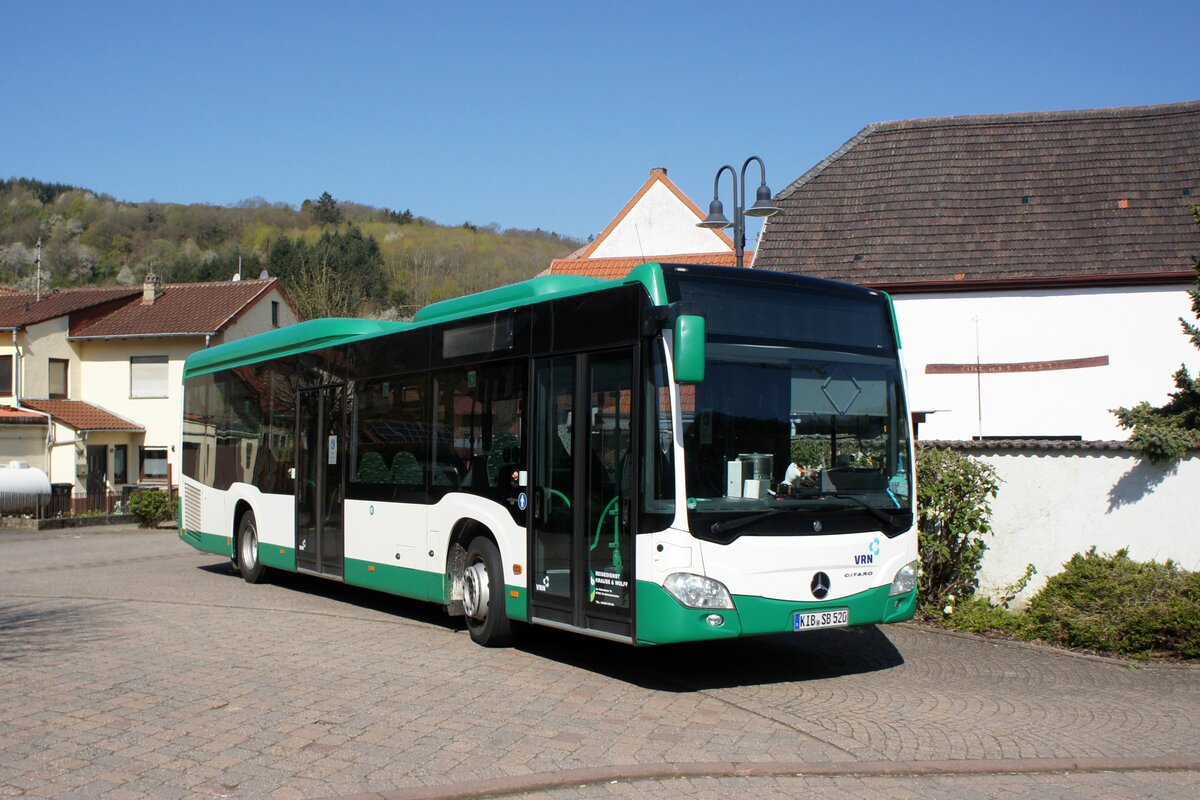 Bus Rheinland-Pfalz: Mercedes-Benz Citaro C2 LE Ü (KIB-SB 520) vom Reisedienst Krauss & Wolff, aufgenommen im April 2021 in Dielkirchen, einer Ortsgemeinde im Donnersbergkreis in Rheinland-Pfalz.