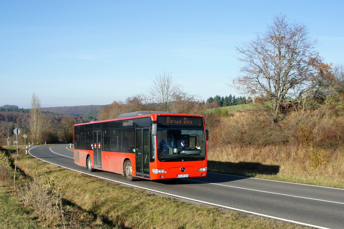 Bus Rheinland-Pfalz: Mercedes-Benz Citaro Facelift (KH-RH 260) der Rudolf Herz GmbH & Co. KG, aufgenommen im November 2021 in der Nähe von Sienhachenbach, einer Ortsgemeinde im Landkreis Birkenfeld.
