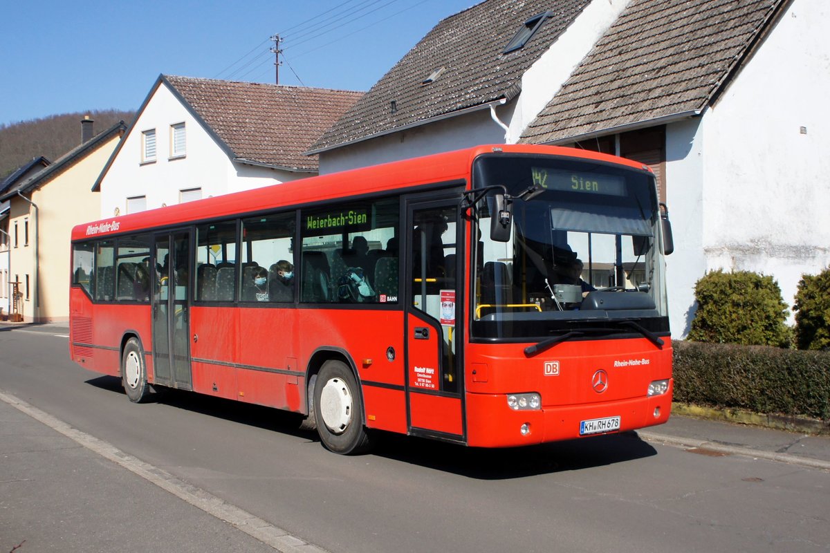 Bus Rheinland-Pfalz: Mercedes-Benz Conecto (KH-RH 678) der Rudolf Herz GmbH & Co. KG, aufgenommen im März 2021 in Oberreidenbach, einer Ortsgemeinde im Landkreis Birkenfeld.
