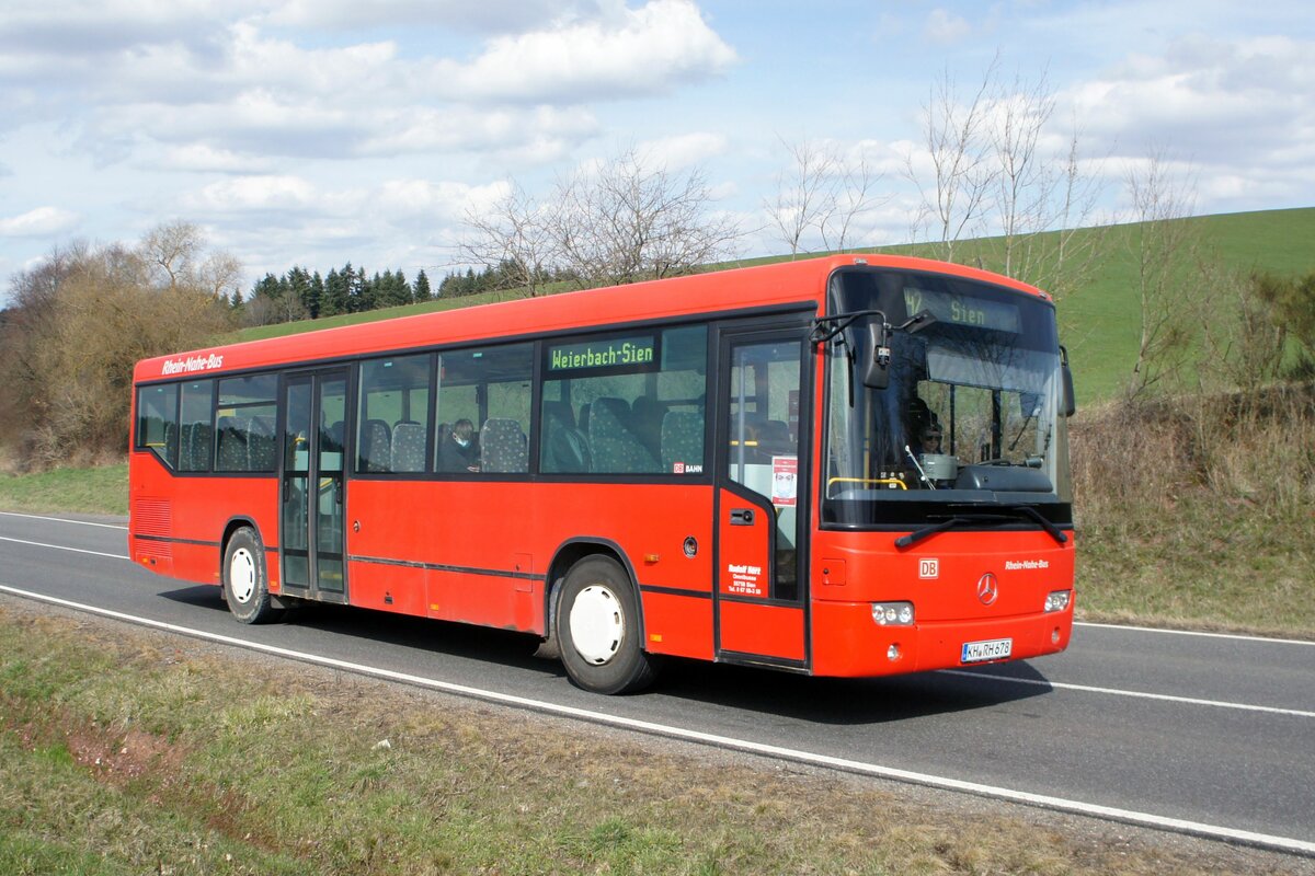 Bus Rheinland-Pfalz: Mercedes-Benz Conecto (KH-RH 678) der Rudolf Herz GmbH & Co. KG, aufgenommen im Mrz 2021 in der Nhe von Sienhachenbach, einer Ortsgemeinde im Landkreis Birkenfeld.