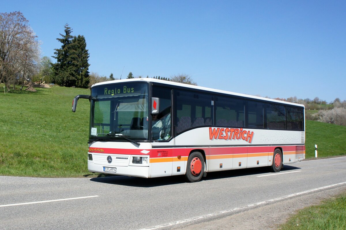 Bus Rheinland-Pfalz: Mercedes-Benz Integro (BIR-WR 94) vom Omnibusbetrieb Westrich Reisen GmbH, aufgenommen im April 2021 in der Nähe von Herborn, einer Ortsgemeinde im Landkreis Birkenfeld. 
