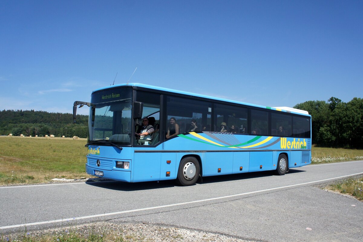 Bus Rheinland-Pfalz: Mercedes-Benz Integro (BIR-WR 72) vom Omnibusbetrieb Westrich Reisen GmbH, aufgenommen im Juli 2022 in der Nähe von Schauren, einer Ortsgemeinde im Landkreis Birkenfeld.