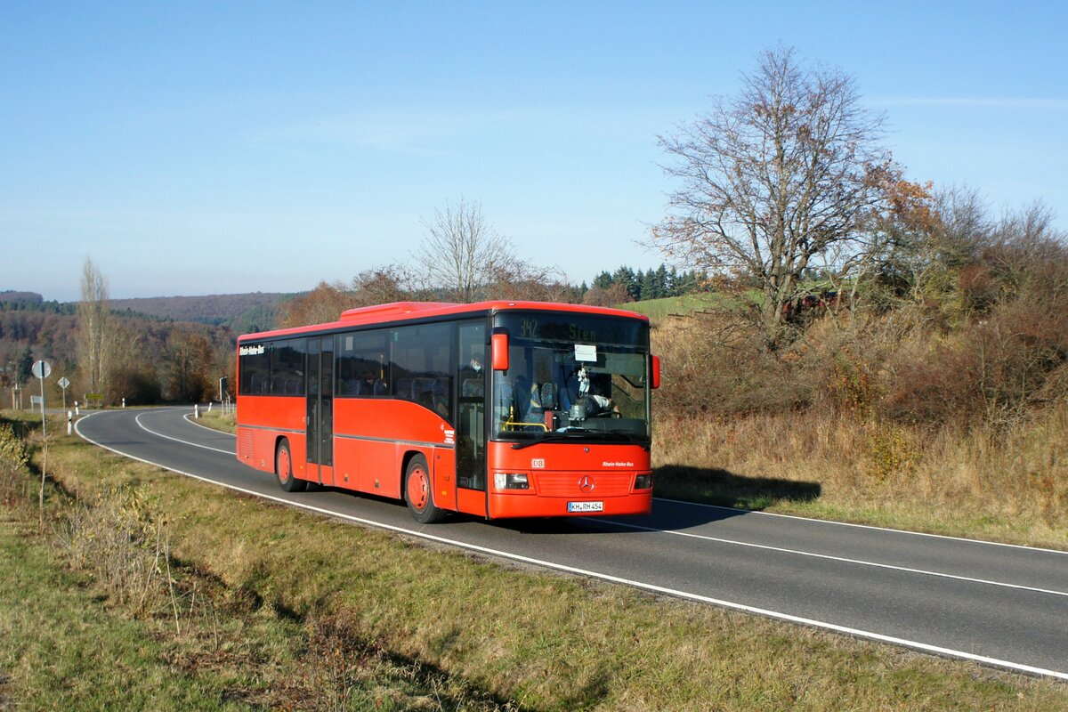 Bus Rheinland-Pfalz: Mercedes-Benz Integro (KH-RH 454) der Rudolf Herz GmbH & Co. KG, aufgenommen im November 2021 in der Nähe von Sienhachenbach, einer Ortsgemeinde im Landkreis Birkenfeld.